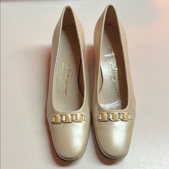 Salvatore Ferragamo Low HeelClassic Slip-On Design